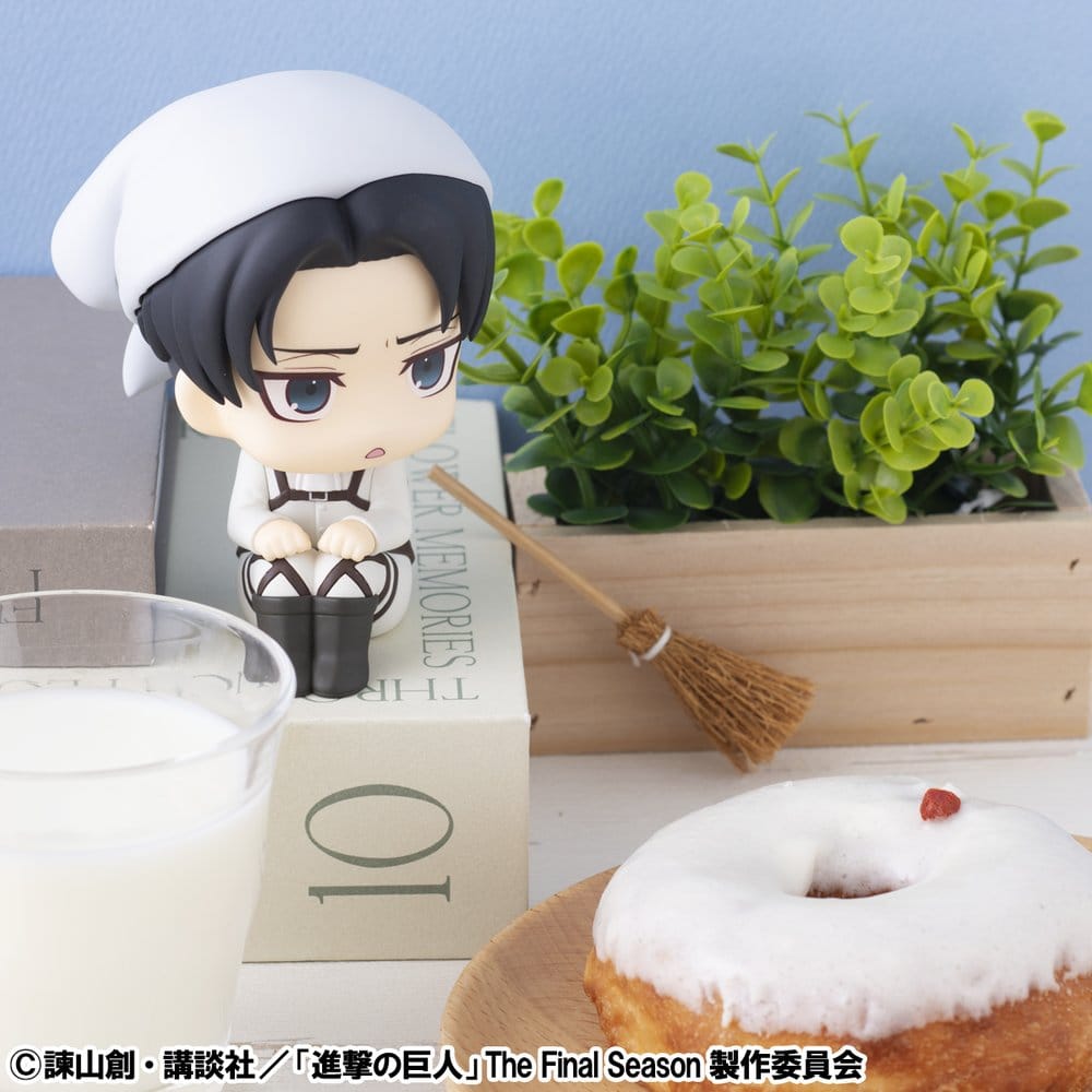 Attack on Titan Look Up PVC Statue Levi Cleaning up Ver. 11 cm - AniMuchuu