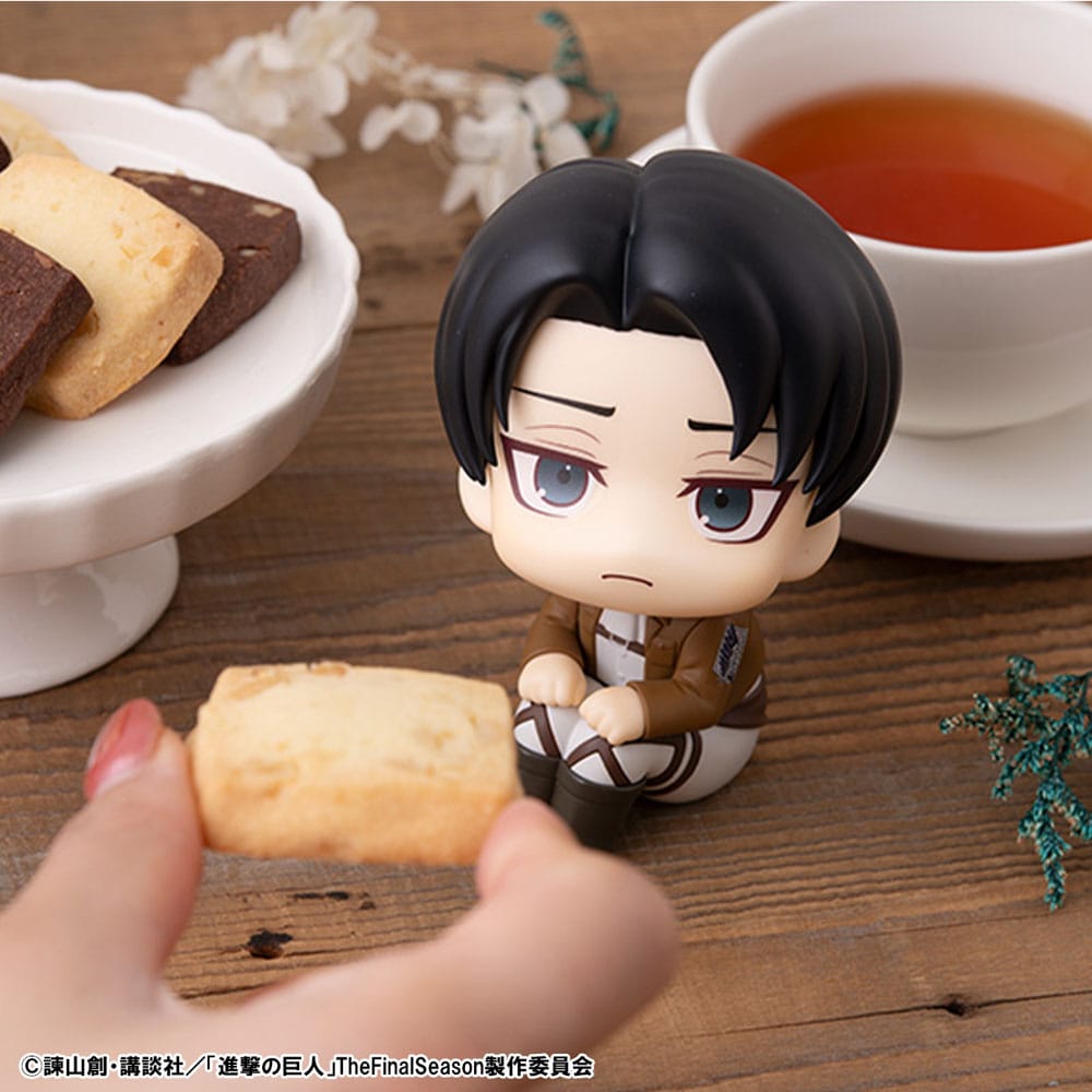 Attack on Titan Look Up PVC Statue Levi 11 cm - AniMuchuu