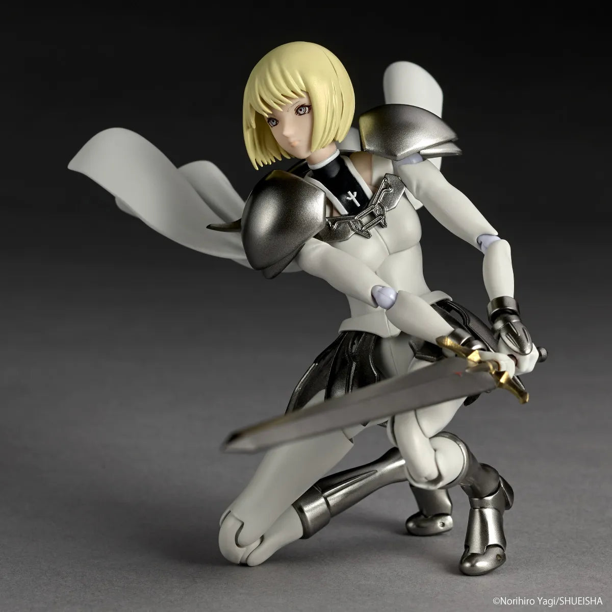 Claymore Revoltech PVC Action Figure Clare 15 cm - AniMuchuu